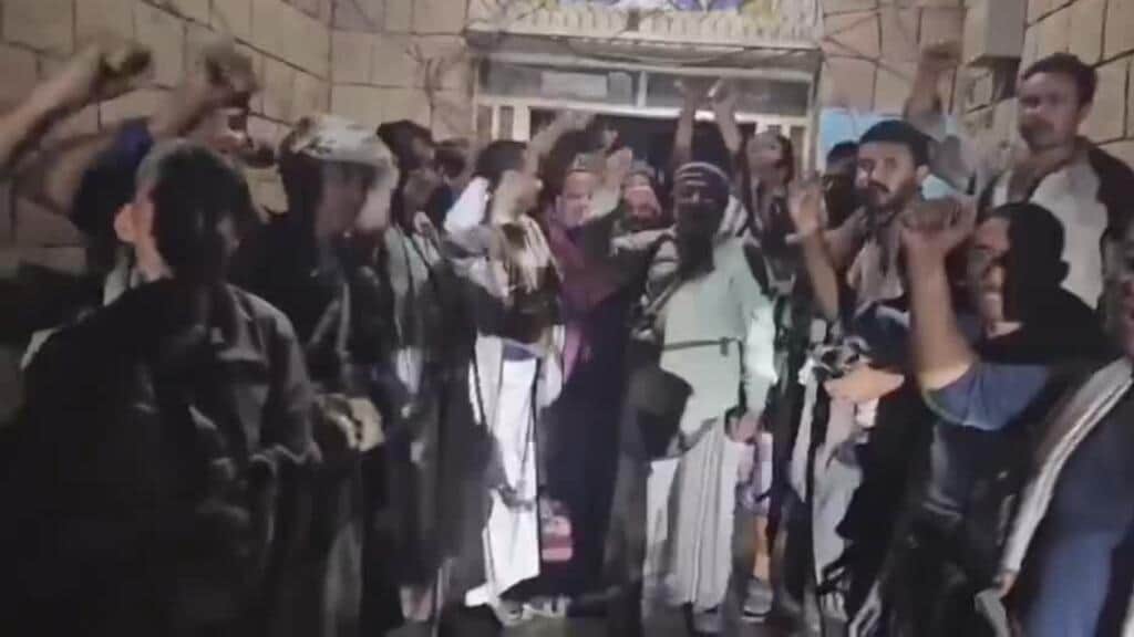 Hutíes de Yemen avanzan por el control del estrecho de Bab el-Mandeb