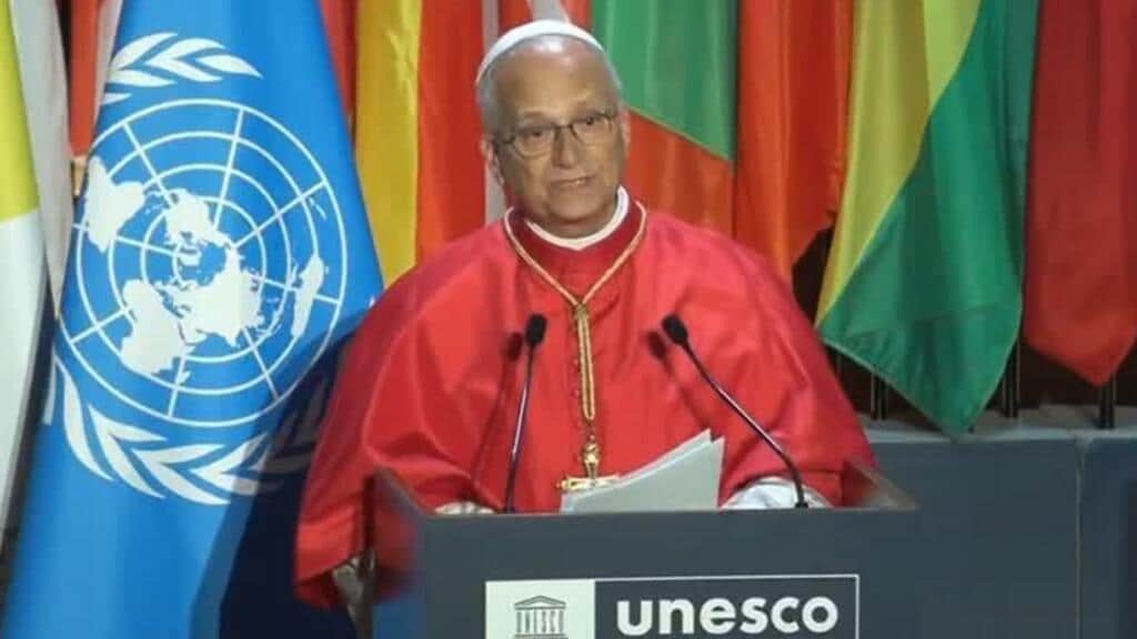 León XIV llega a Francia y advierte sobre IA y eutanasia en su primer discurso ante Macron