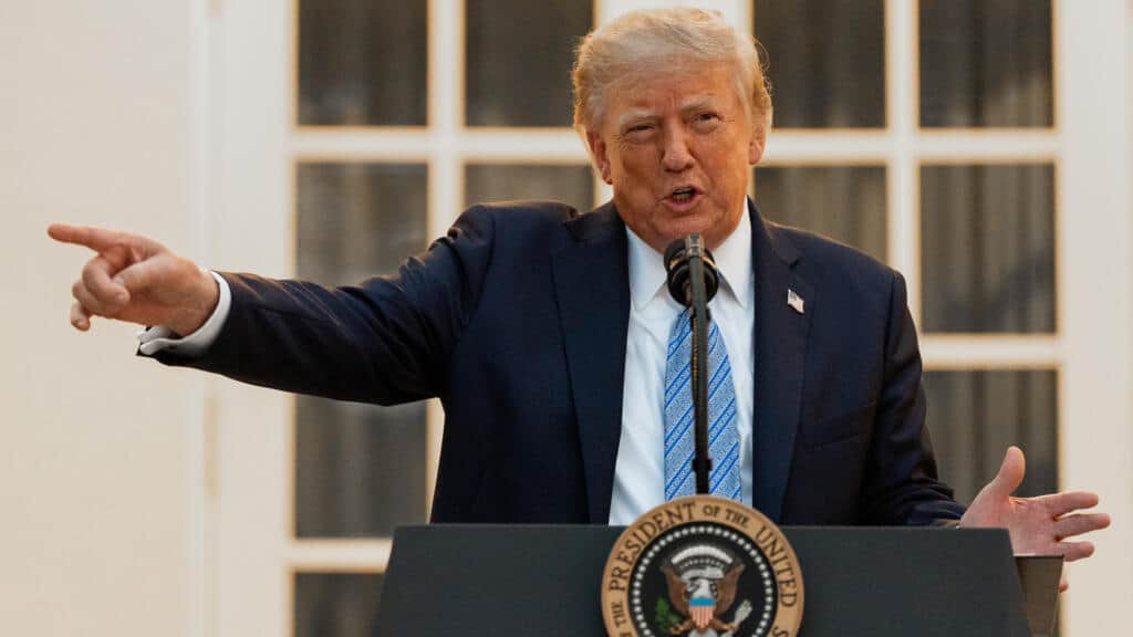 Trump anuncia que prohibirá la entrada de periodistas de CNN, MSNOW y Politico a la Casa Blanca