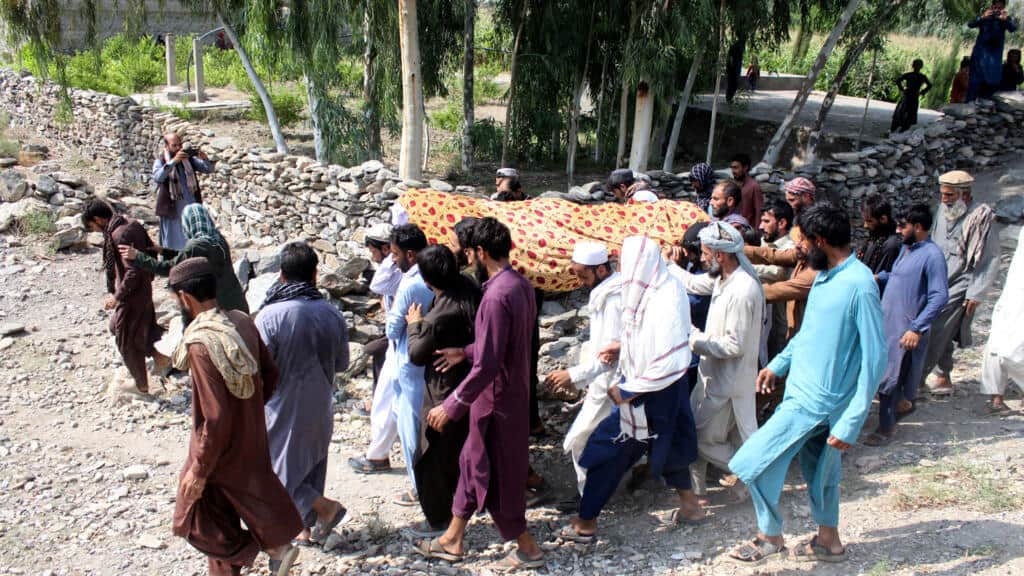 Pakistán asegura que mató a 28 milicianos en Afganistán y Kabul denuncia la muerte de tres civiles