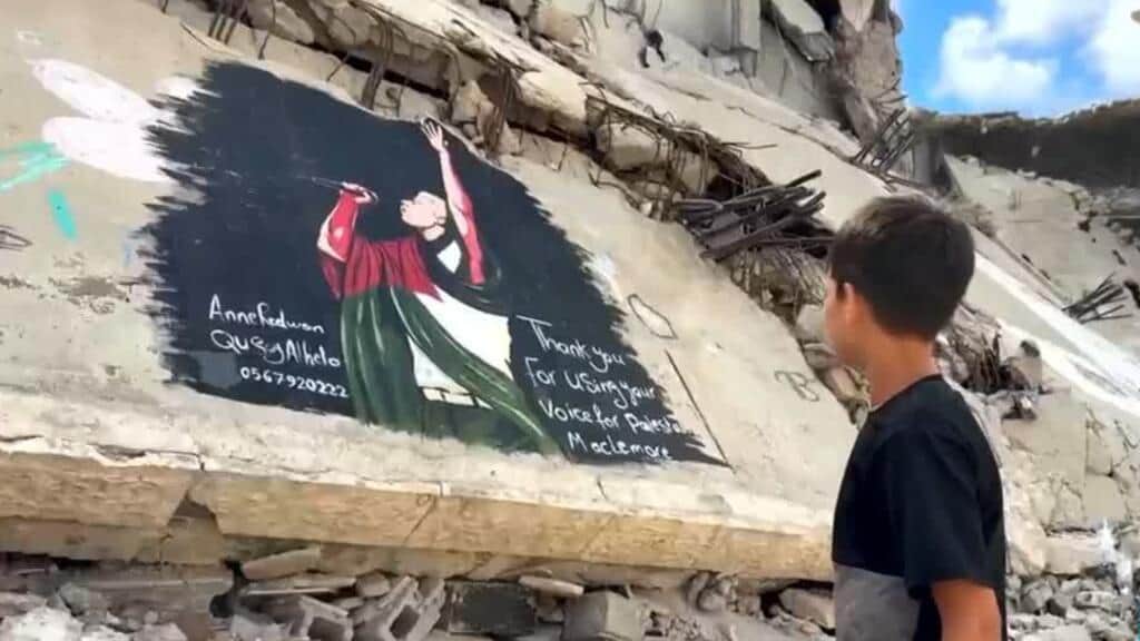 Gazatíes pintan un mural en honor a Macklemore tras ser excluido de la gira de Ed Sheeran