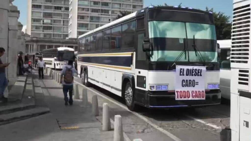 Transportistas en Guatemala exigen subsidio directo al diésel