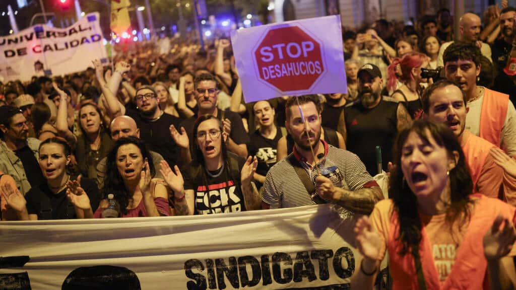 Crisis de vivienda en España: gran protesta en Madrid tras el desahucio de una mujer de 87 años