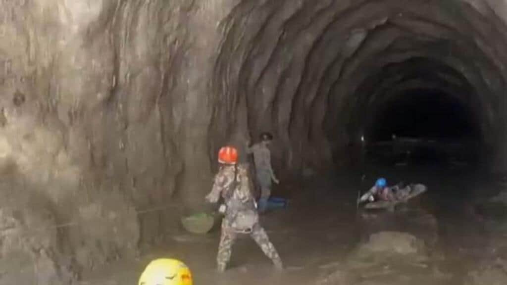 Riada en Nepal: se reducen las esperanzas de hallar sobrevivientes en túneles hidroeléctricos