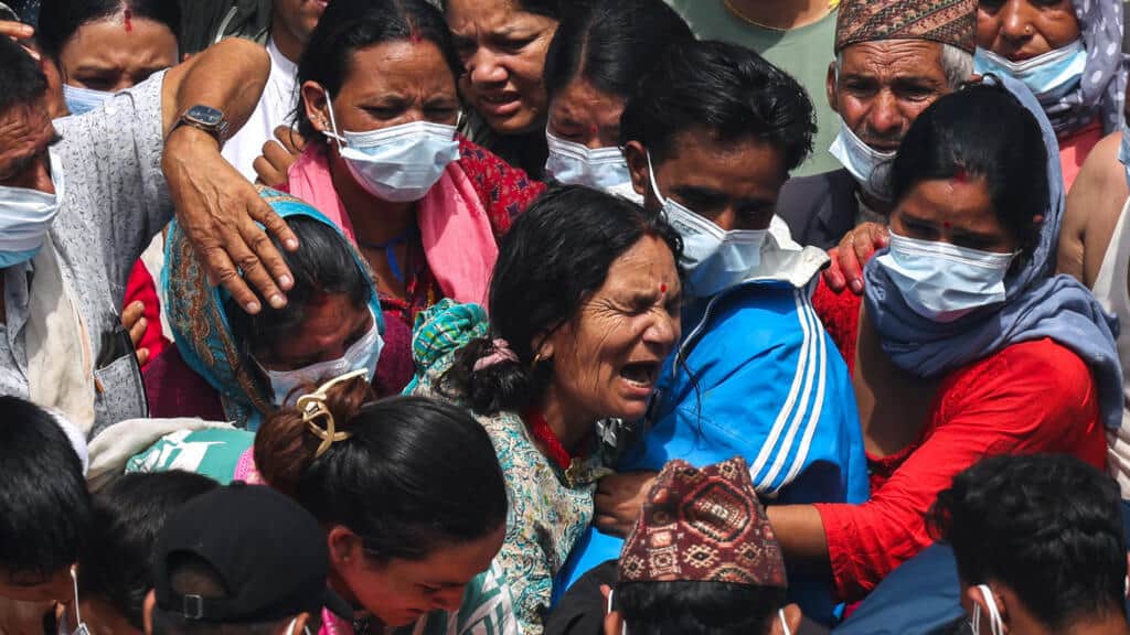 Catástrofe en Nepal: desaparecidos ascienden a más de 5.000, mientras buscan a cientos de atrapados en túneles