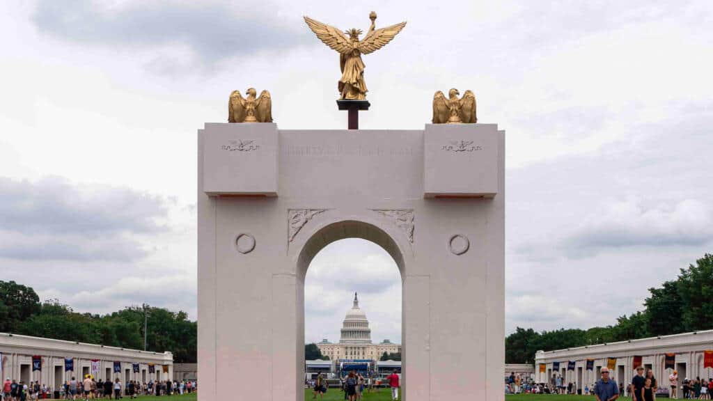 Drones y francotiradores: Trump anuncia un "complejo militar" en el arco del triunfo de Washington