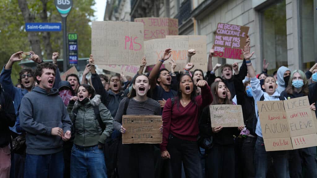 En directo: cerca del 6% de los centros de secundaria de Francia siguen cerrados por las protestas estudiantiles