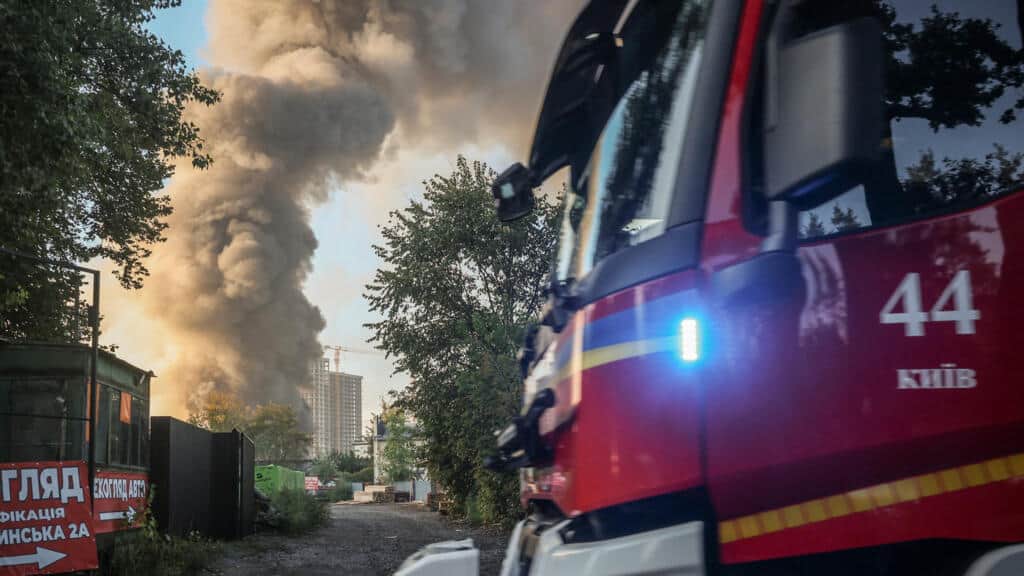 Rusia escala ataques al transporte en Ucrania: cinco muertos en bombardeo a un bus y evacuados de un tren de pasajeros