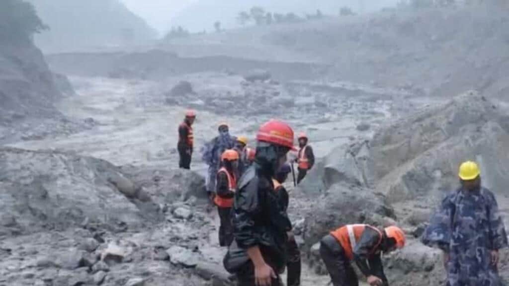 Nepal: sobrevivientes de la riada buscan a sus familiares en hospitales y morgues