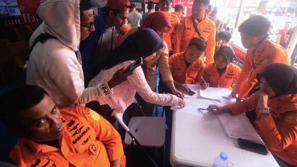 Indonesia extiende la búsqueda de 130 desaparecidos tras el naufragio de un barco en el mar de Java