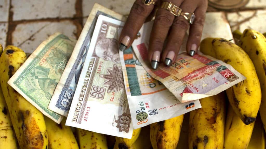 Cuba enfrenta una creciente escasez de efectivo mientras el peso se desploma frente al dólar