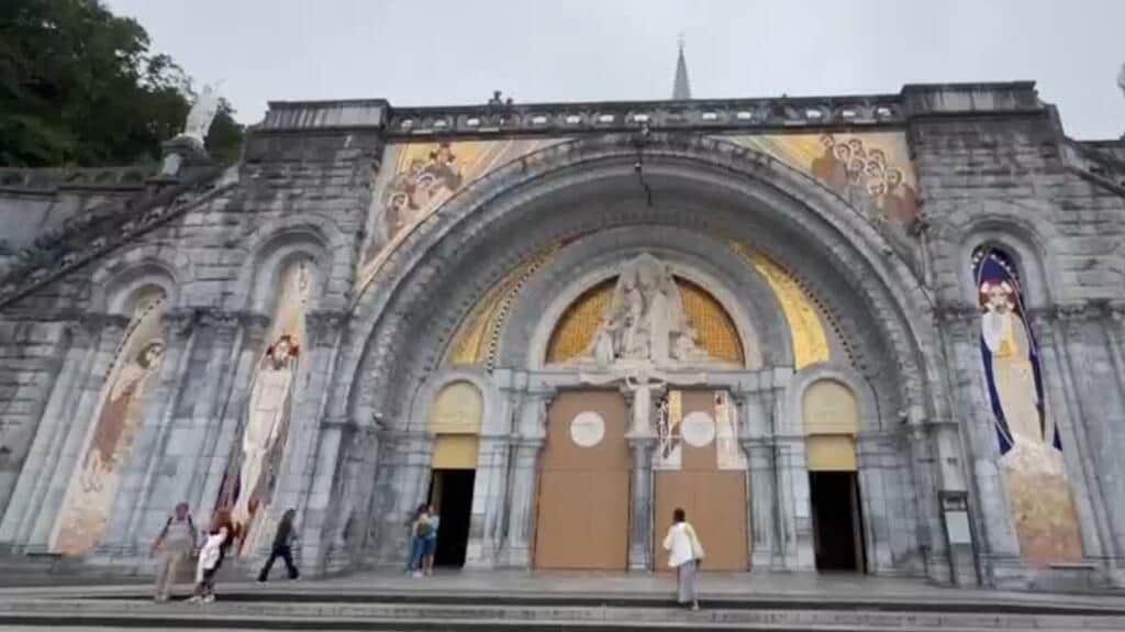 Lourdes cubre mosaicos de antiguo sacerdote acusado de abuso sexual antes de la llegada de León XIV
