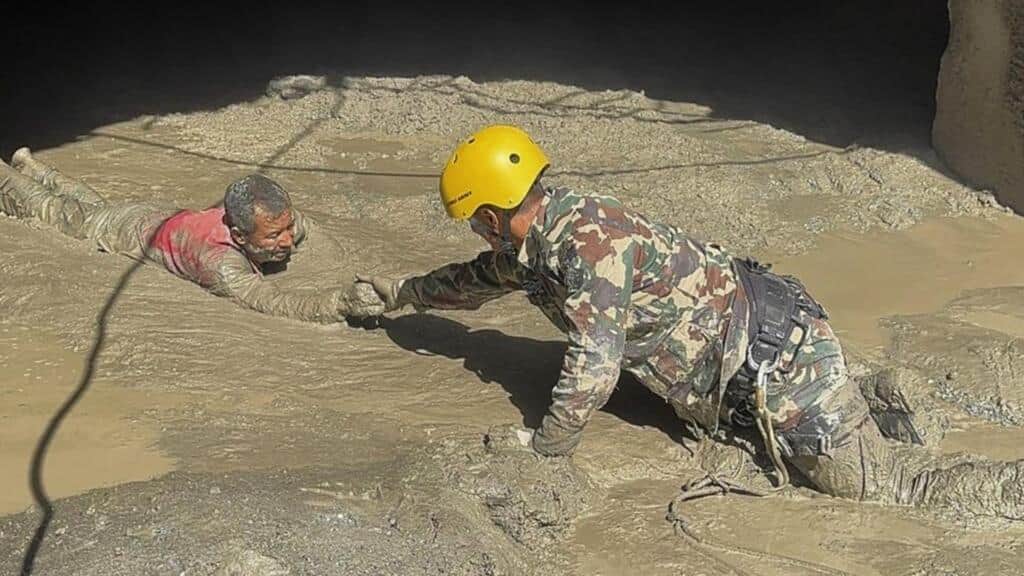 Nepal, entre el milagro y la tragedia: una niña rescatada y la incertidumbre por miles de desaparecidos