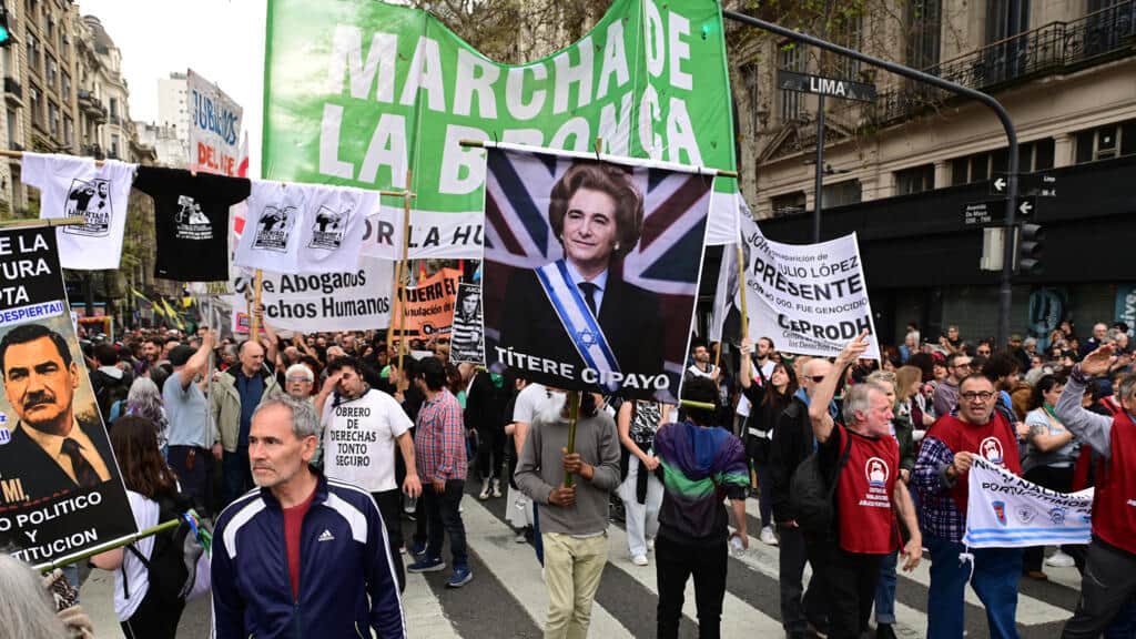 "Marcha de la bronca' en Buenos Aires contra el plan económico de Milei