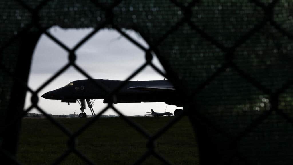 La policía británica detiene a cinco hombres y evacúa viviendas cerca de una base aérea utilizada por EE. UU.