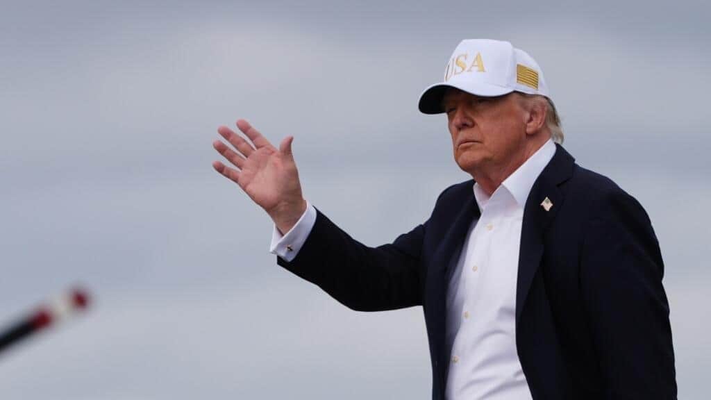 Trump elogia una Irlanda unificada durante visita a su campo de golf