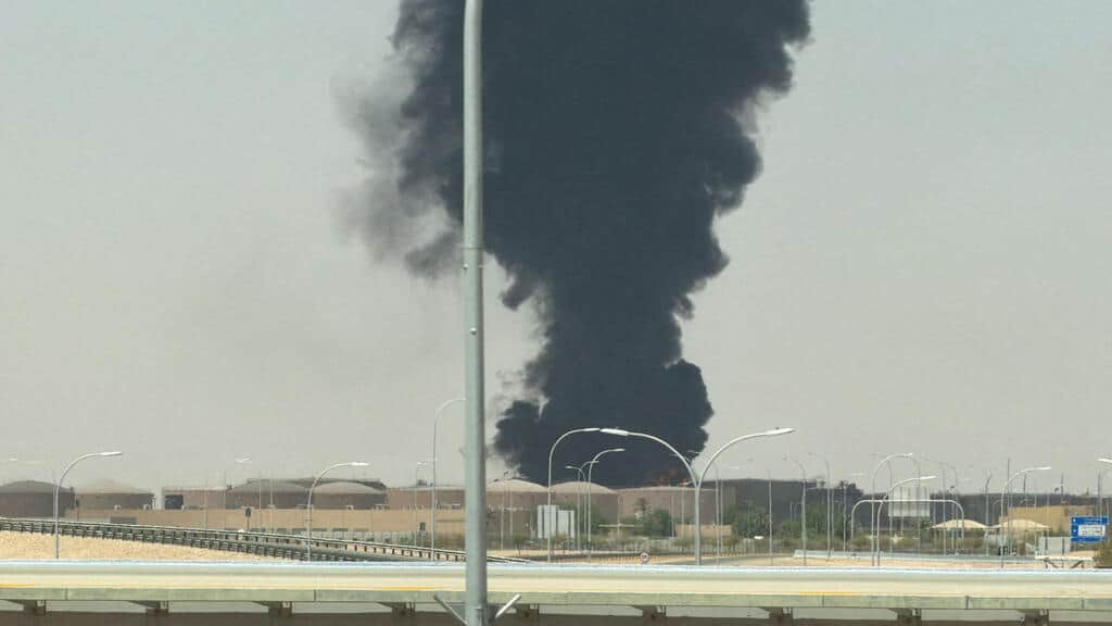 Alertas, llamas y humo en Riad: así avanza la escalada de los hutíes contra Arabia saudita
