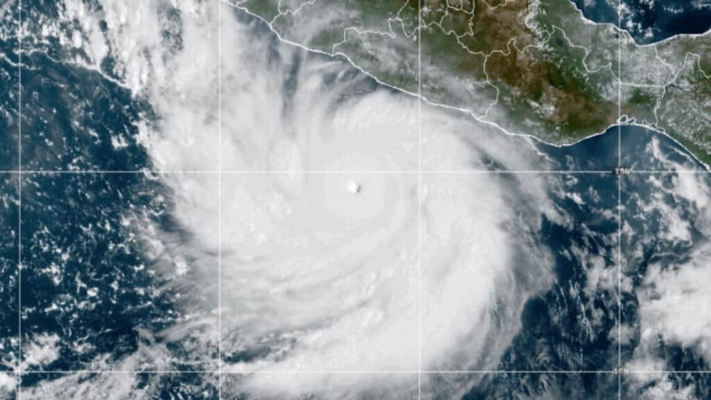 Intensas lluvias y puertos restringidos: sin tocar tierra, el huracán Polo pone en alerta a México