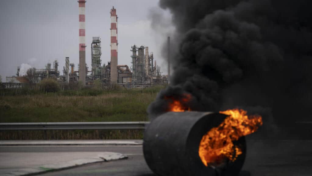 Francia busca medidas para contener el precio de los combustibles que traen enojo colectivo