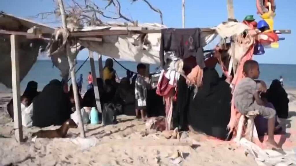 Familias huyen de los combates y cruzan el estrecho de Bab el-Mandeb mientras la OIM los recibe