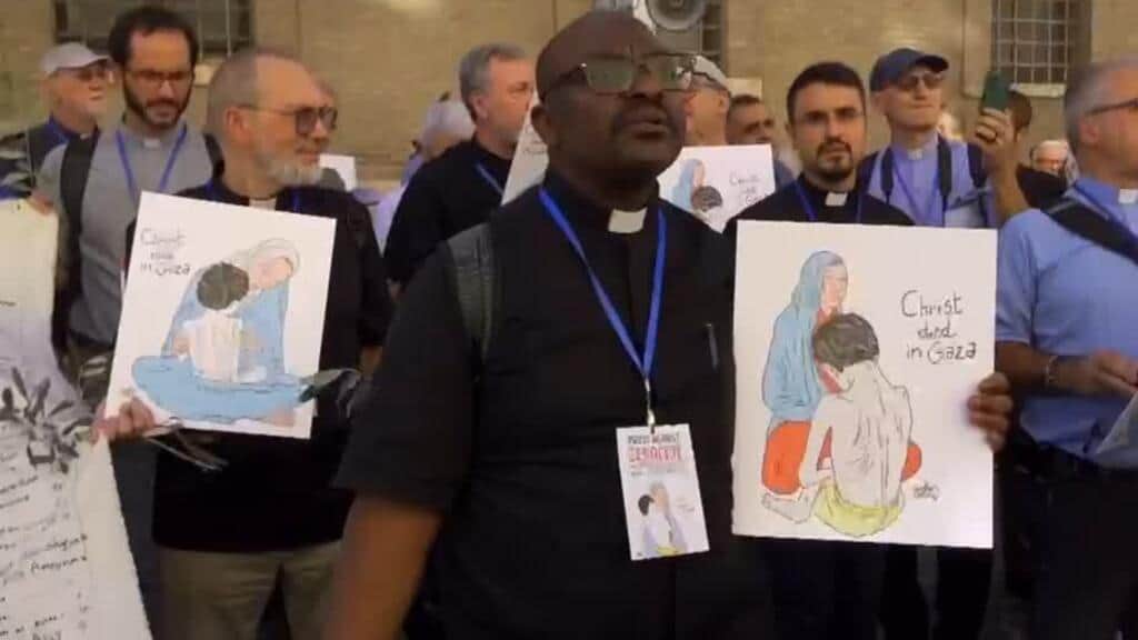 Sacerdotes marchan en Roma contra el "genocidio" de palestinos en Gaza
