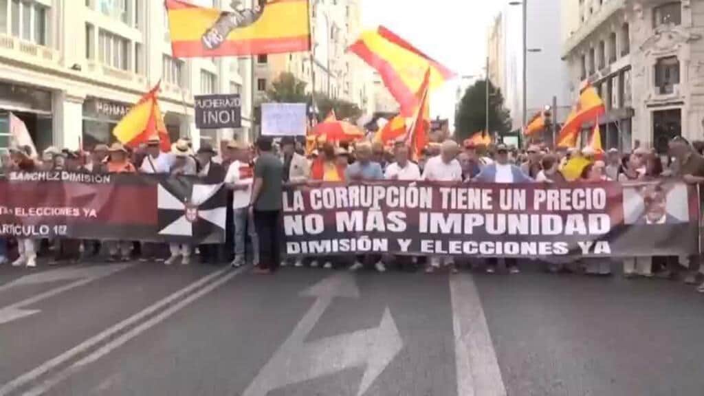 Miles protestan en España contra gestión de Sánchez en Ceuta y exigen elecciones anticipadas