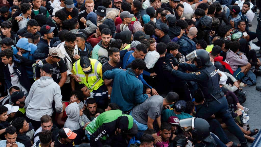En medio de tensión y caos, cientos de migrantes son trasladados de las playas al puerto de Ceuta