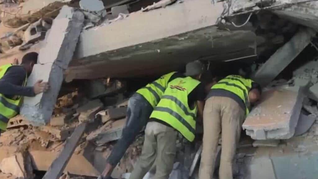 Edificio se desploma en Ciudad de Gaza y deja más de 20 personas fallecidas, entre ellas niños