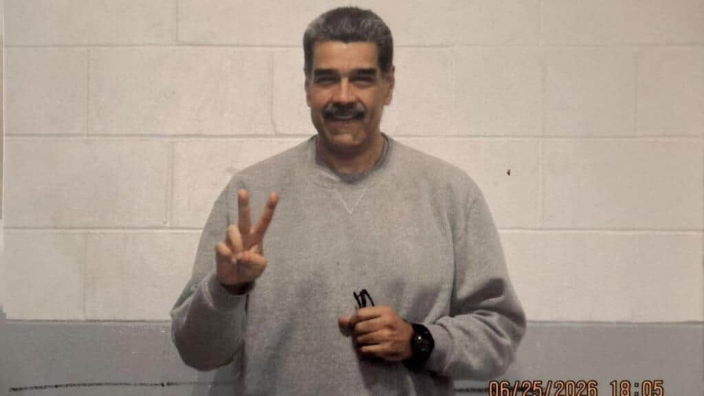 De gris y visiblemente delgado: Maduro comparte fotos suyas por primera vez desde que está en prisión