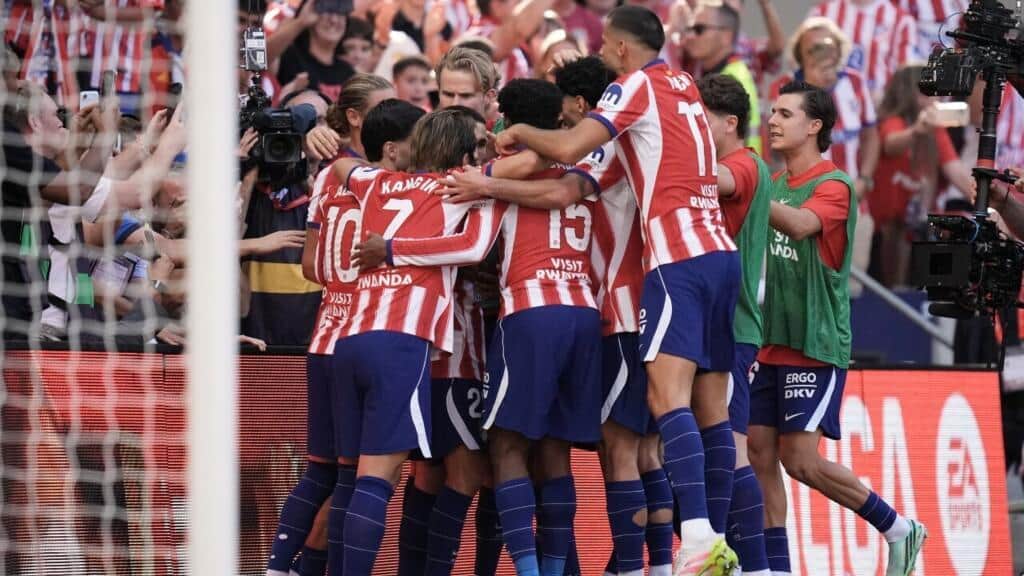 Atlético Madrid vence a Real Madrid en un derbi capitalino con polémicas arbitrales