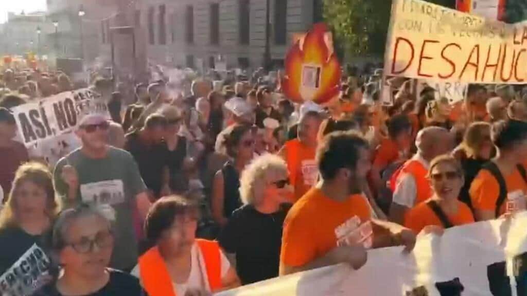 España: miles marchan en Madrid tras el desahucio de una mujer de 87 años