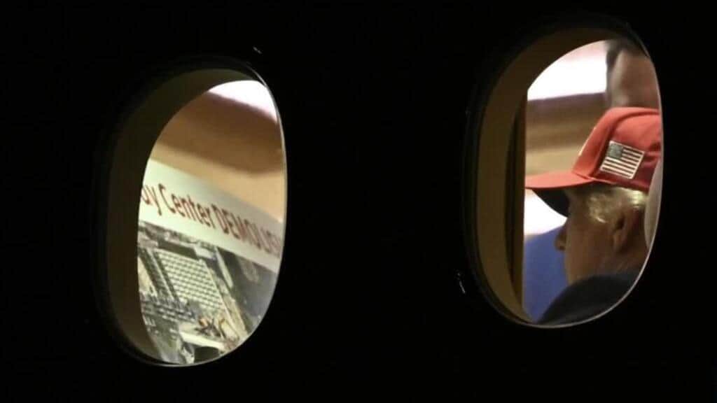 Trump es fotografiado con un cartel sobre la demolición del Kennedy Center en EE. UU.