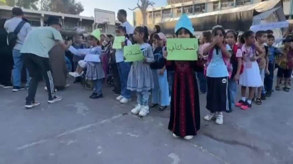 Niños palestinos vuelven a clases tras tres años de pausa por guerra; siguen los ataques israelíes
