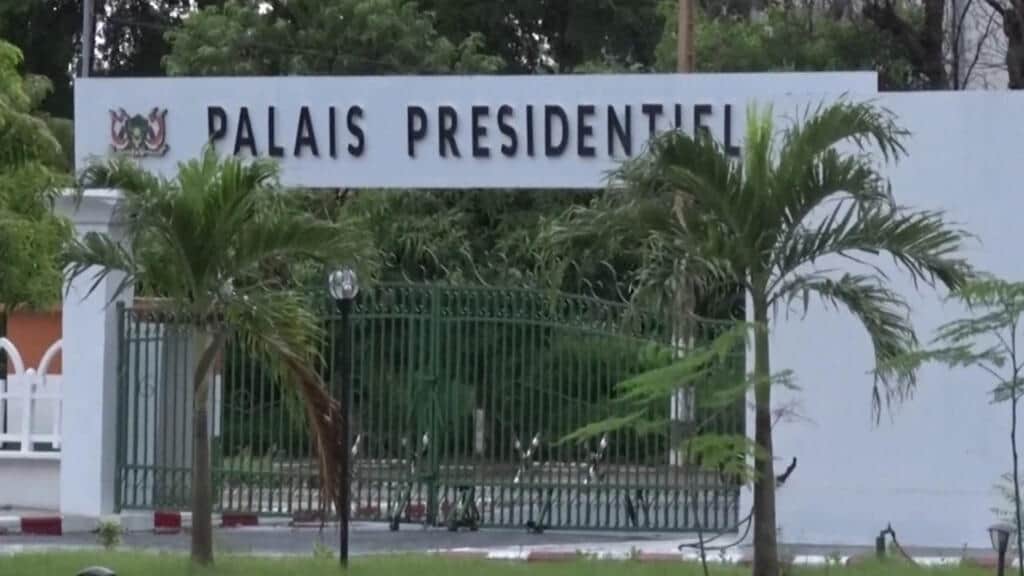 Soldados amotinados intentan tomar una base aérea en Níger cerca del palacio presidencial