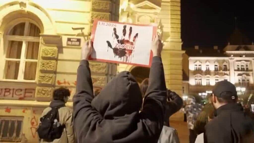 Serbia disuelve Parlamento y convoca elecciones anticipadas para el 25 de octubre