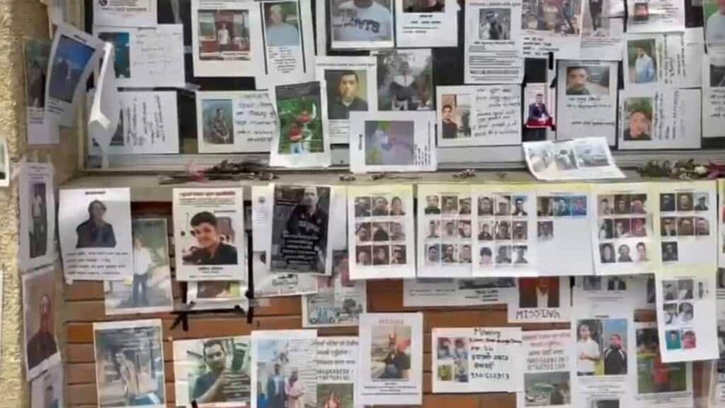 Familias buscan a sus desaparecidos tras la riada en Nepal y el Tíbet