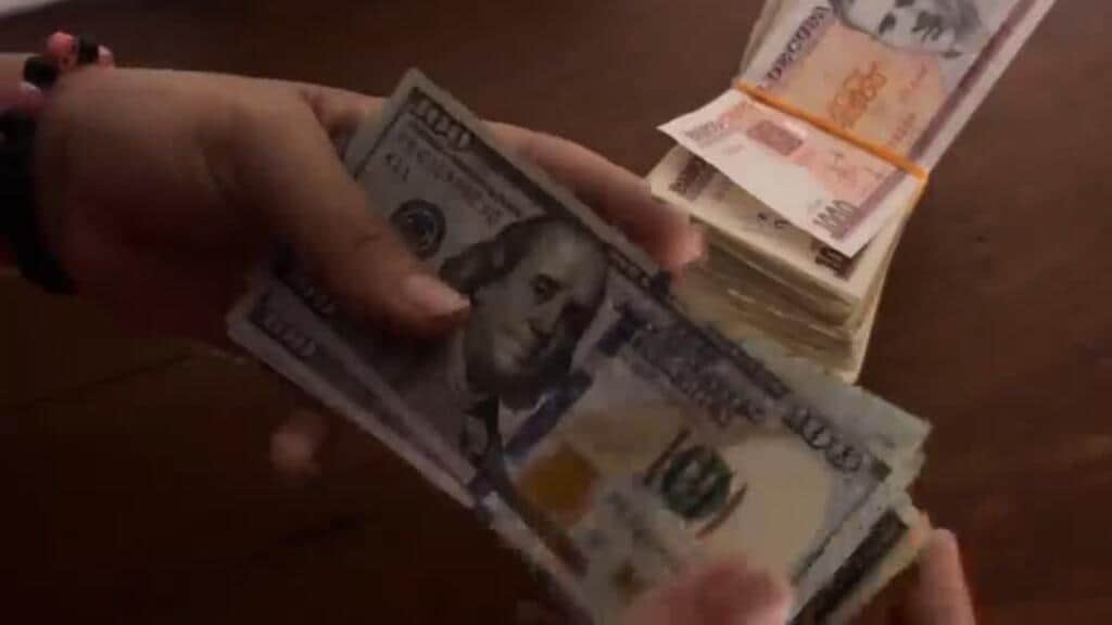 Cubanos buscan efectivo en medio de la escasez de billetes y monedas