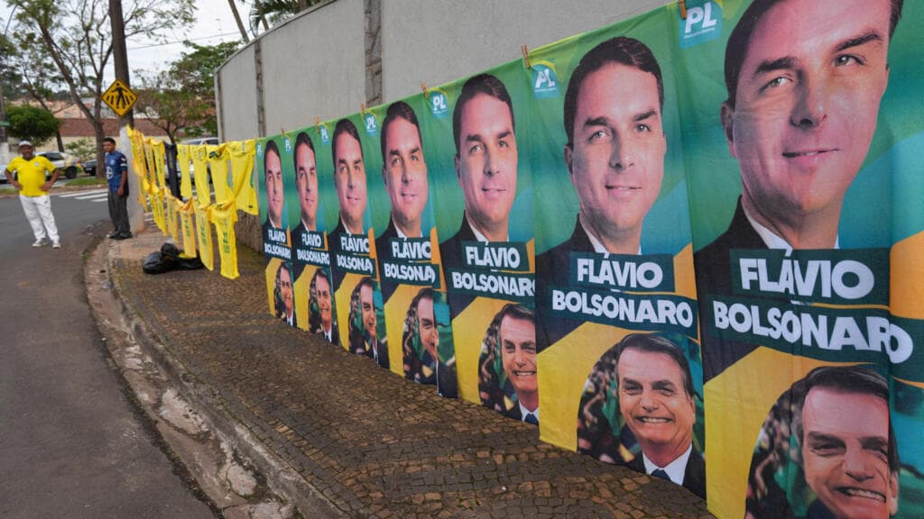 Flávio Bolsonaro se autoproclama "líder" de Brasil: ¿otro intento de golpe?