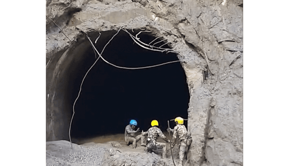 En directo: Nepal eleva a 675 los muertos mientras continúa el rescate de trabajadores atrapados en un túnel