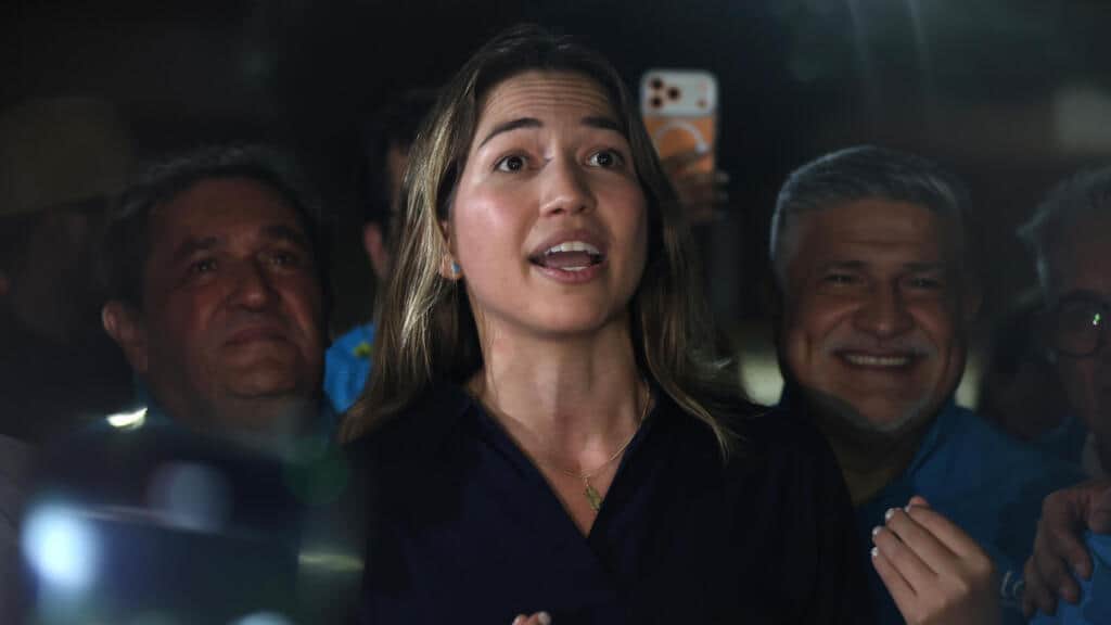 Jefa de comunicaciones de Machado regresa a Venezuela y reaviva la presión por retorno de la líder opositora