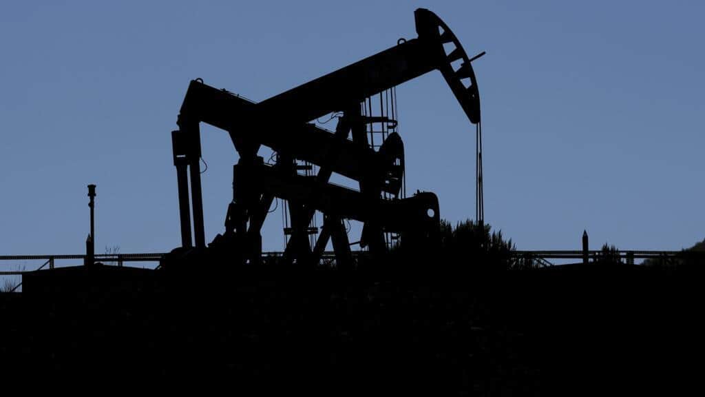 Guerra en Irán: el barril de petróleo Brent supera los 100 dólares y golpea a los mercados