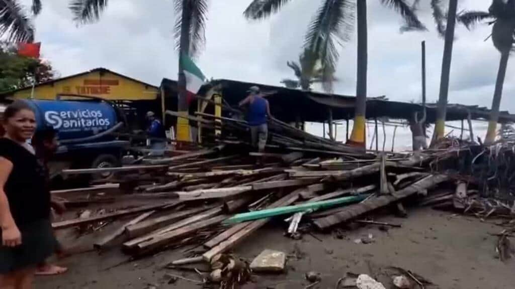 Sin tocar tierra, el huracán Polo deja destrucción en las costas de Michoacán