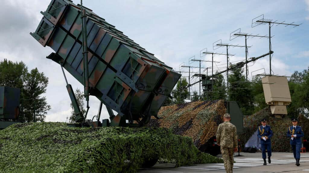 La guerra con Irán deja a EE. UU. con una escasez crítica de misiles Patriot en Europa, según AP