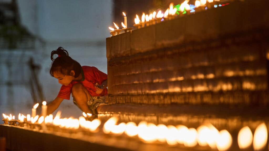 Vigilias, luto y protestas en el decimotercer día de operaciones de búsqueda tras la riada en Nepal