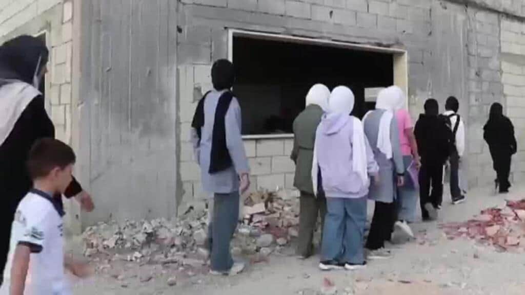 En el sur de Líbano, niños regresan a clases en escuelas destruidas por ataques israelíes