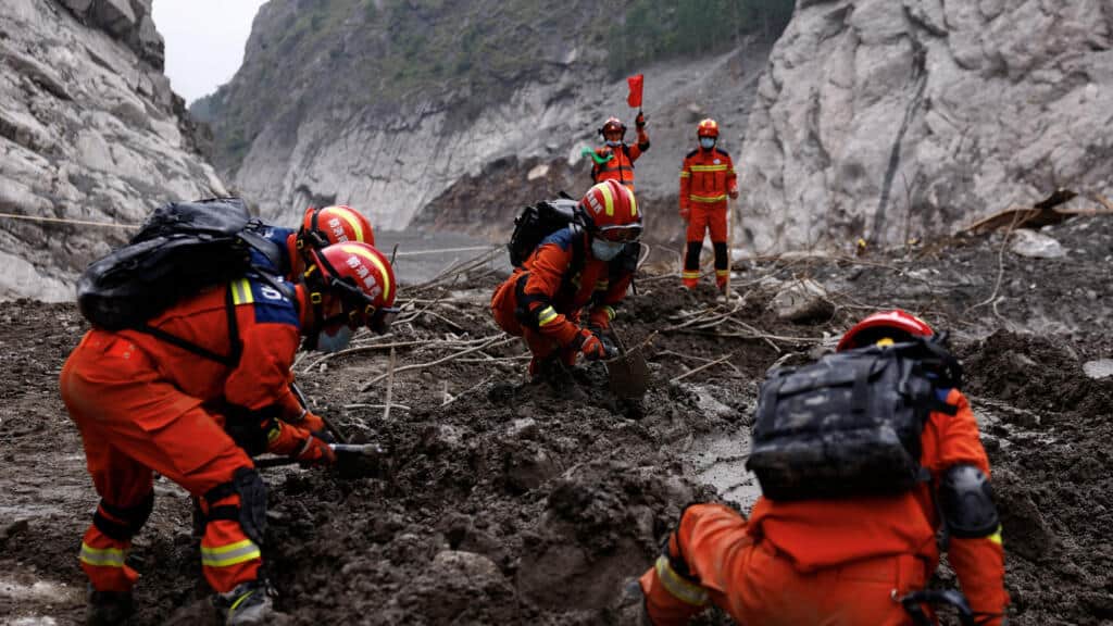 Nepal y el Tíbet elevan a 1.384 las víctimas mortales mientras continúa la búsqueda de desaparecidos