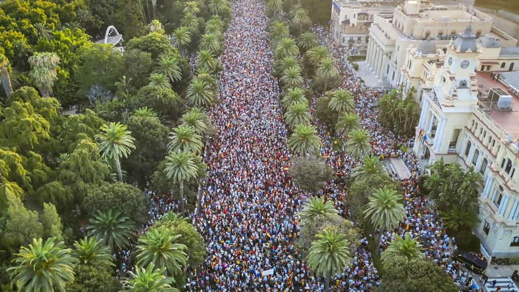 El Día de Ceuta: miles de españoles se movilizan ante la crisis migratoria del enclave del país en África