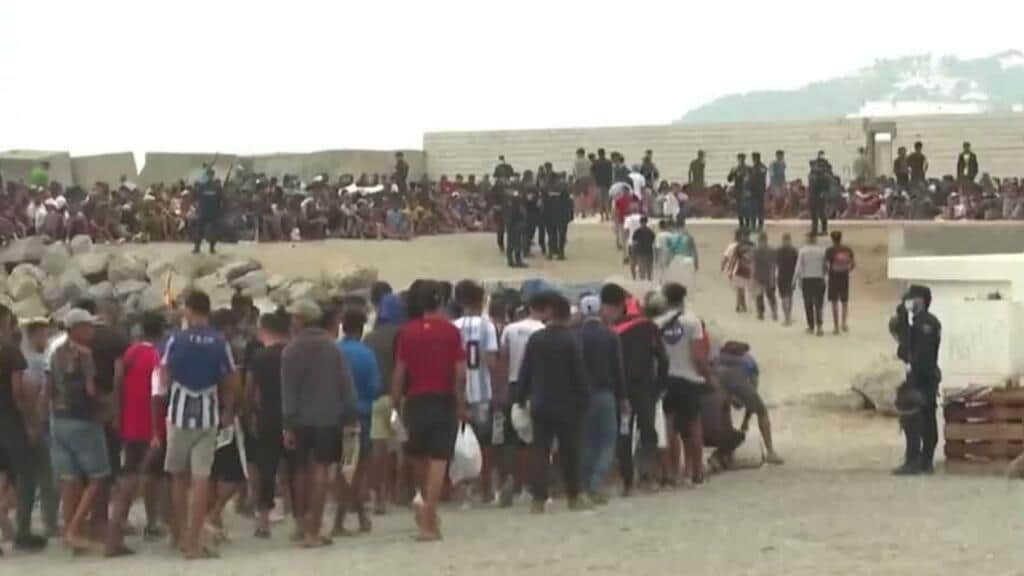 Caos en el desalojo policial de migrantes en las playas de Ceuta