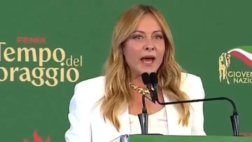 Italia: Meloni propone limitar estudiantes extranjeros y prohibir el uso de burka en escuelas