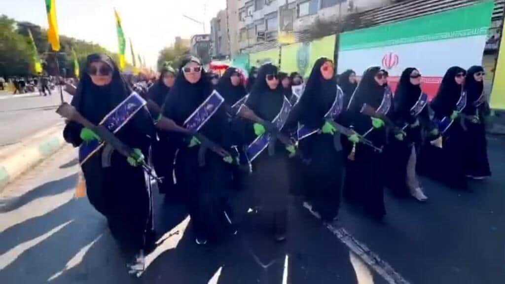 Irán: miles de seguidores del Gobierno desafían a EE. UU. con desfile militar